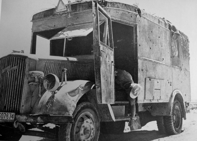 Автофургон связи на шасси грузовика Опель «Блиц». Египет, июль 1942 г. 