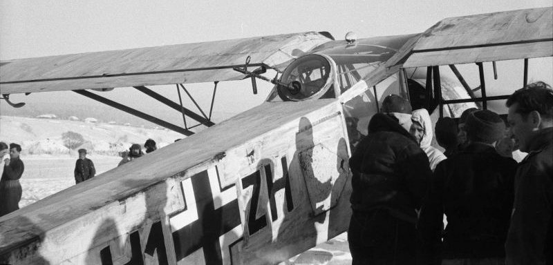 Самолет Физелер Fi.156 «Шторьх» прилетевший для эвакуации раненых немецких офицеров. Курская область, январь 1943 г. 