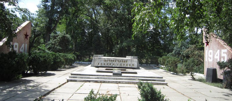 п. Мирный Курского р-на. Мемориал, установленный на братской могиле, в которой похоронен 901 советский воин, погибший в годы войны.