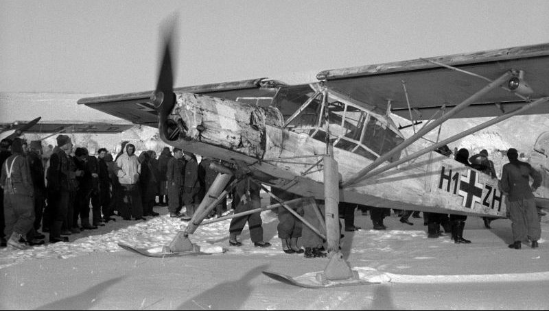 Самолет Физелер Fi.156 «Шторьх» прилетевший для эвакуации раненых немецких офицеров. Курская область, январь 1943 г. 