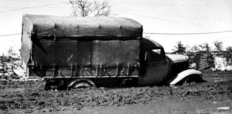 Немецкий грузовик, увязший в дорожной грязи. 1942 г. 
