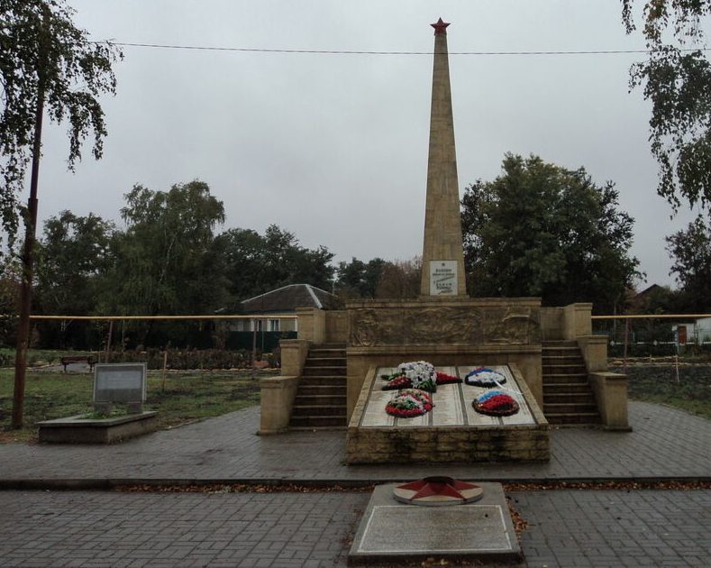 с. Пелагиада Шпаковского р-на. Памятник, установленный на братской могиле воинов, погибших в годы Гражданской и Великой Отечественной войн. 