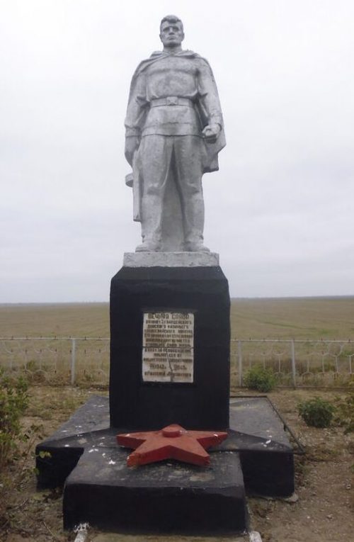 с. Полтавское Курского р-на. Памятник, установленный на братской могиле, в которой похоронено 5500 советских воинов, погибших в годы войны.