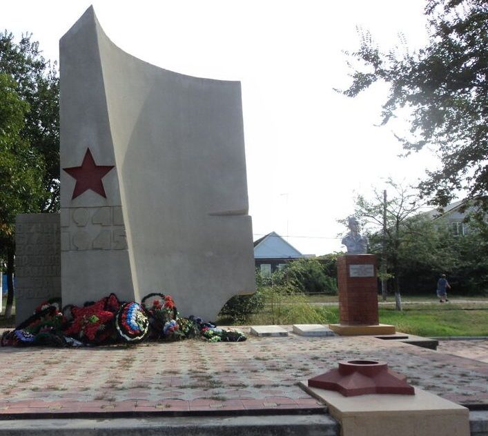 с. Прасковея Буденовского р-на. Мемориал погибшим воинам и могила мирных жителей, расстрелянных в годы войны.