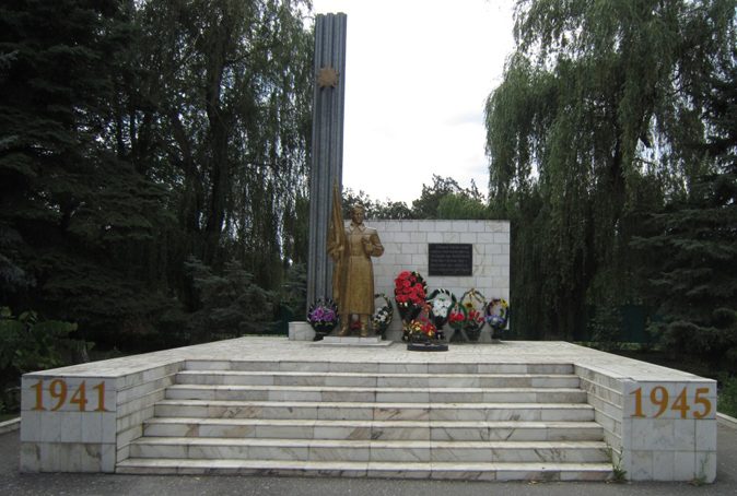 с. Ростовановское Курского р-на. Памятник, установленный в 1965 году воинам-землякам, погибшим в годы войны. 