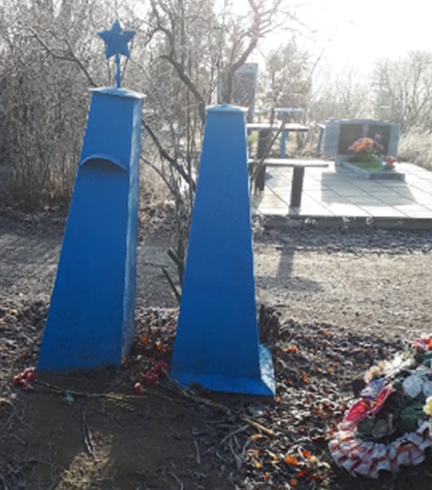 с. Преображенское Буденовского р-на. Братская могила советских воинов на кладбище.