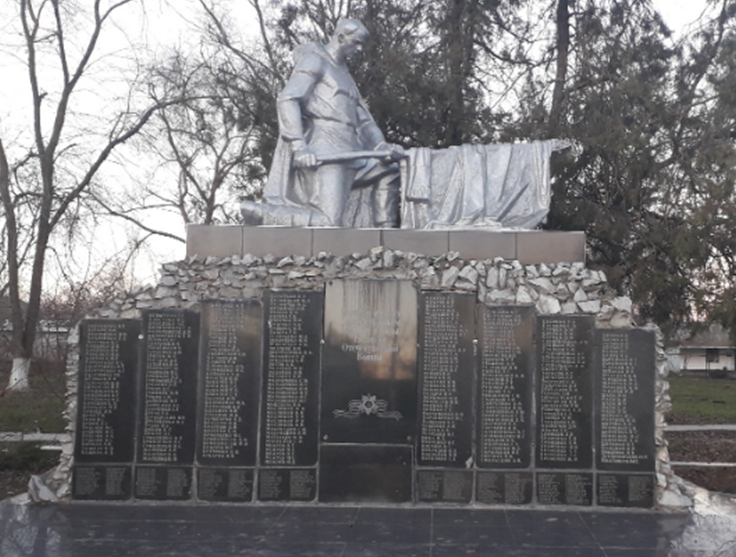 с. Стародубское Буденовского р-на. Памятник воинам-односельчанам, погибшим в годы войны.