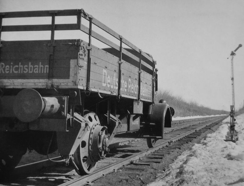 Грузовик «Магирус» на рельсовом ходу на оккупированной территории СССР. 1942 г. 