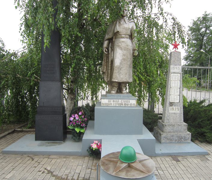 с. Русское Курского р-на. Братская могила советских воинов, погибших в годы войны.