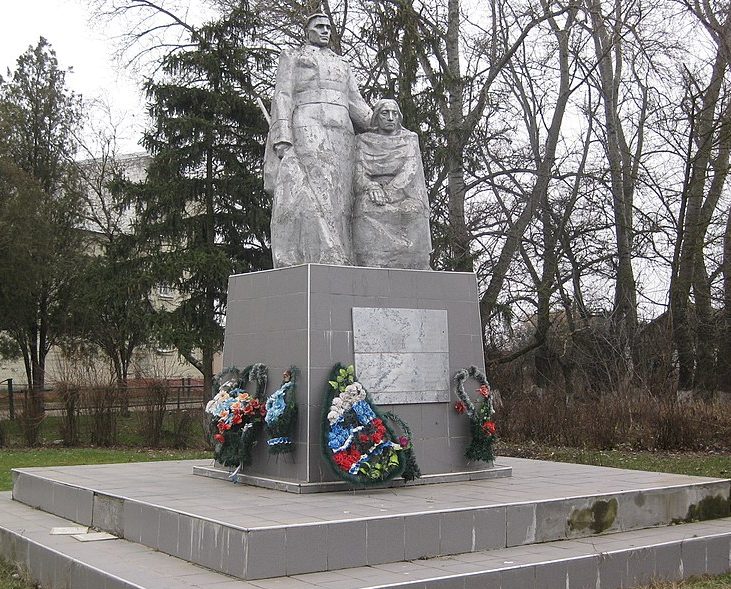 п. Терек Буденовского р-на. Памятник воинам-землякам, погибшим в годы войны.