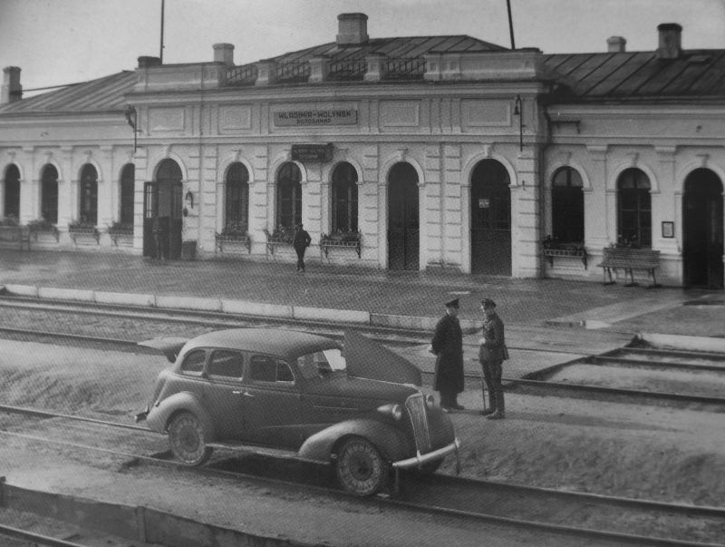 Автомобиль «Шевроле» на рельсовом ходу у вокзала во Владимире-Волынском. 1942 г. 