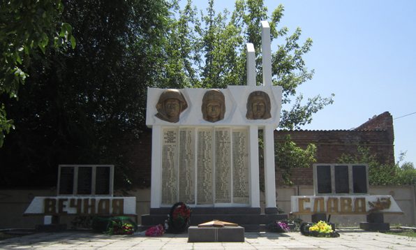 ст-ца. Стодеревская Курского р-на. Памятник советским воинам, погибшим в годы войны.