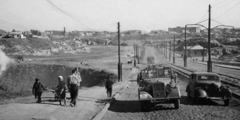 Немецкие автомобили на Ленинском проспекте в оккупированном Сталино. 1942 г.