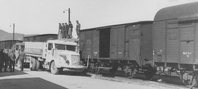 Грузовик «VOMAG LKW» под погрузкой. 1942 г. 