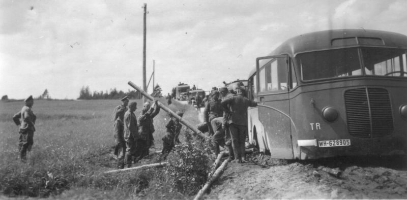 Забуксовавший автобус на дороге в СССР. 1942 г.