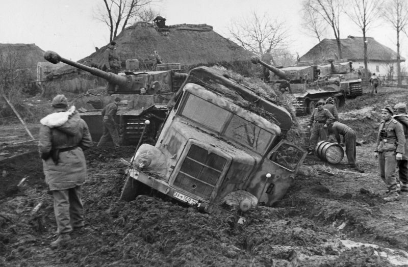 Застрявший грузовик «MAN ML-4500» в районе Винницы. Ноябрь 1943 г. 