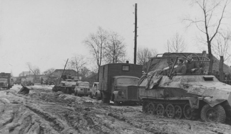 Немецкая штабная колонна на улице украинского населенного пункта. 1943 г.