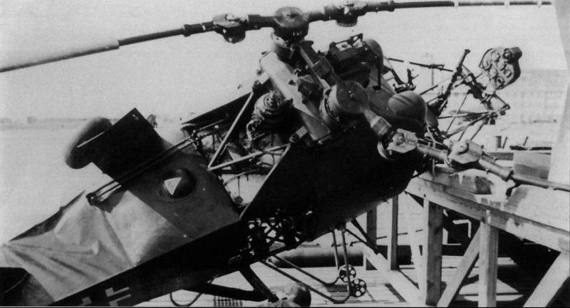 Немецкий вертолет Fl-282 V17 после аварии. Апрель 1944 г.