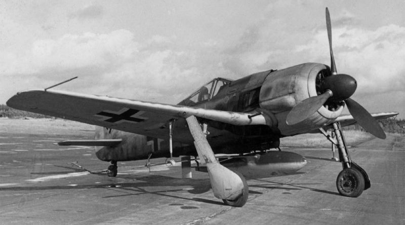 Истребители FW 190A-8 с подвешенной планирующей управляемой бомбой BV.246 «Хагелькорн» во время испытаний в Карлсхагене. 1944 г. 