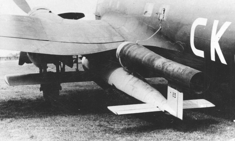 Бомбардировщик Хейнкель He-111 с самолетом-снарядом Фау-1 на внешней подвеске. 1944 г. 