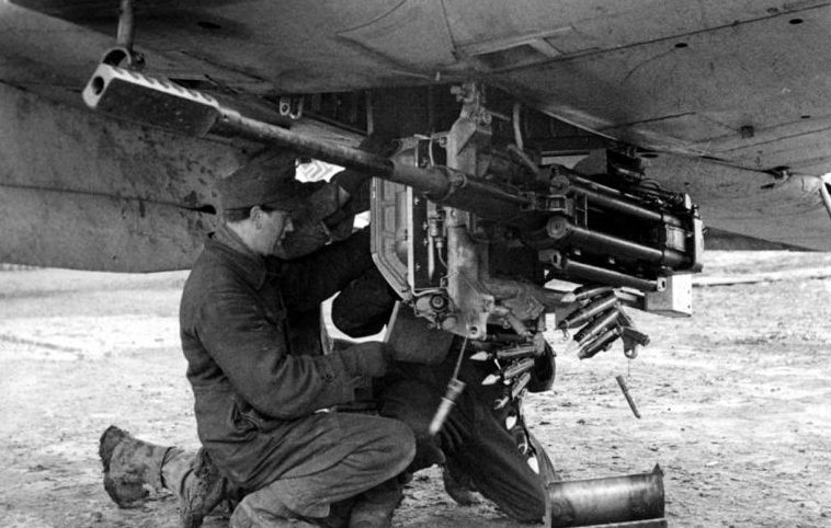 Оружейники заряжают 30-мм пушку MK-103 штурмовика Хеншель Hs-129. 1944 г. 