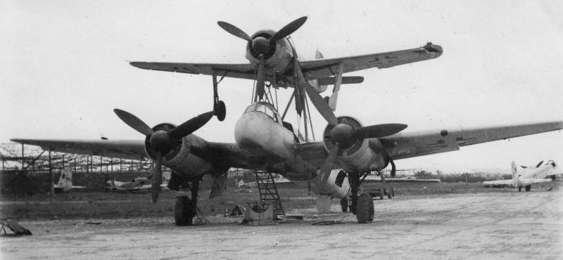 Авиационный комплекс «Mistel-2», захваченных союзниками в Бернбурге, состоящий из бомбардировщика Юнкерс Ю-88 и истребителя Фокке-Вульф Fw-190. Май 1945 г. 
