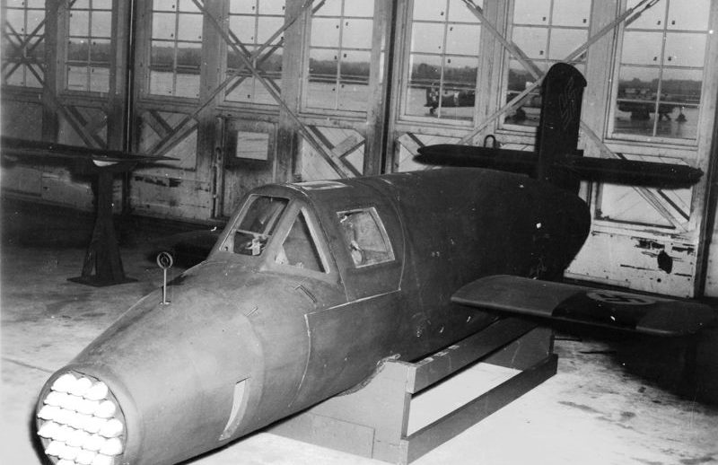 Захваченный американцами экспериментальный ракетный истребитель-перехватчик «Наттер» на базе ВВС США Фримен Филд. Сентябрь 1945 г. 