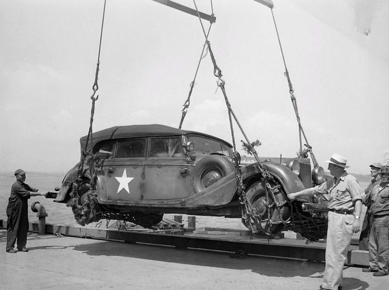 Трофейный автомобиль «Мерседес-Бенц 770» рейхсмаршала Германа Геринга выгружается в порту США. 1945 г. 