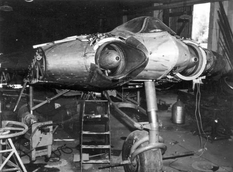 Экспериментальный реактивный самолет Horten Ho-IX V3 в цеху захваченного американцами завода в Фридрихроде. 1945 г. 