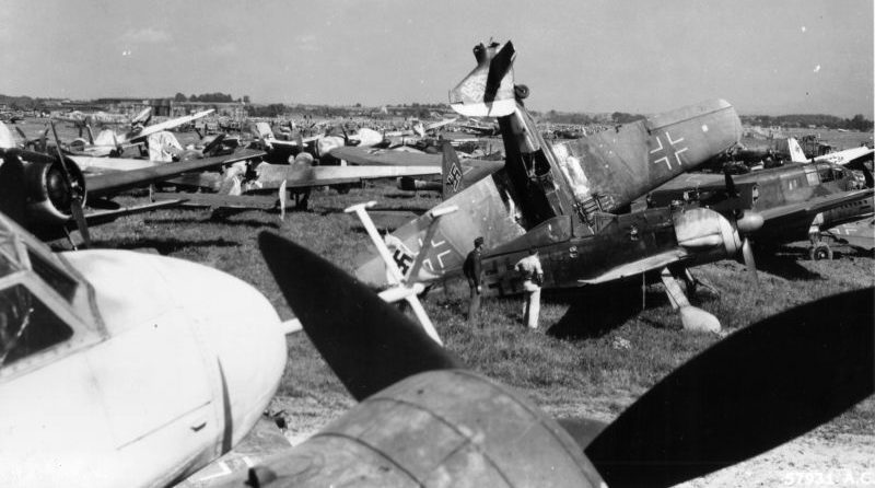 Кладбище разбитых и разукомплектованных немецких самолетов. 1945 г. 