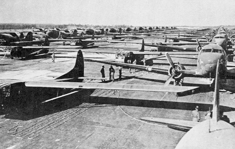 Планеры C-47 и CG-4A с десантом перед взлетом. 