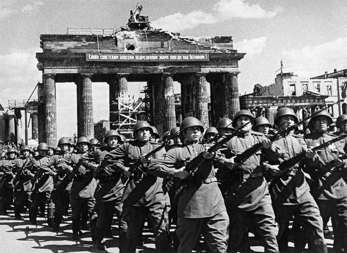 Советские войска проходят у Бранденбургских ворот. 