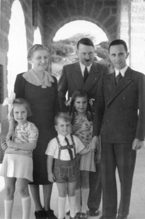 Йозеф Геббельс с семьей и Адольф Гитлер. 1943 г.