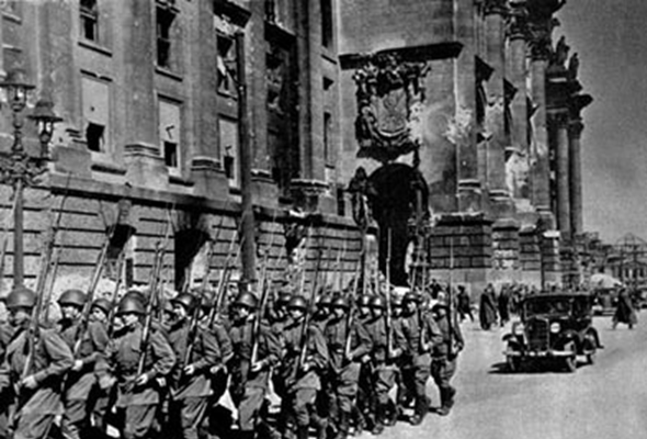 Колонна 372-й Краснознаменной Новгородской стрелковой дивизии на параде в Берлине. 