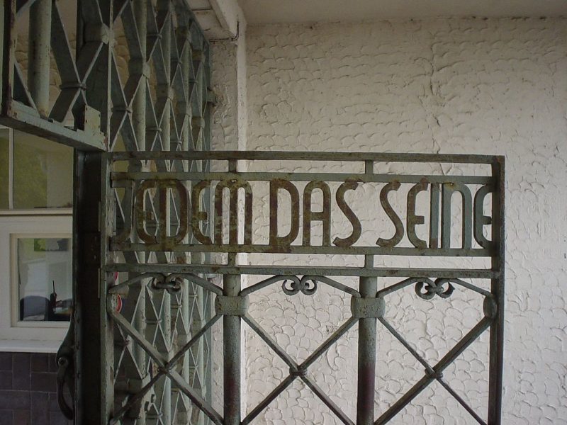 Ворота с надписью «Jedem das Seine» (каждому свое).
