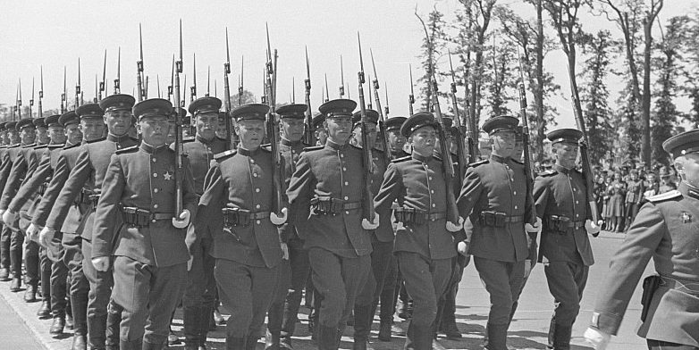 Воины ГСОВГ на параде Победы в Берлине, 8 мая 1946 года.