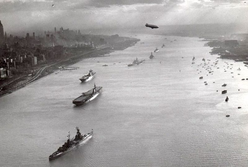 Корабли ВМФ США плывут по реке Гудзон во время Парада.