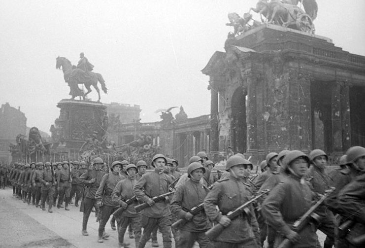 Советские колонны идут мимо Рейхстага. 