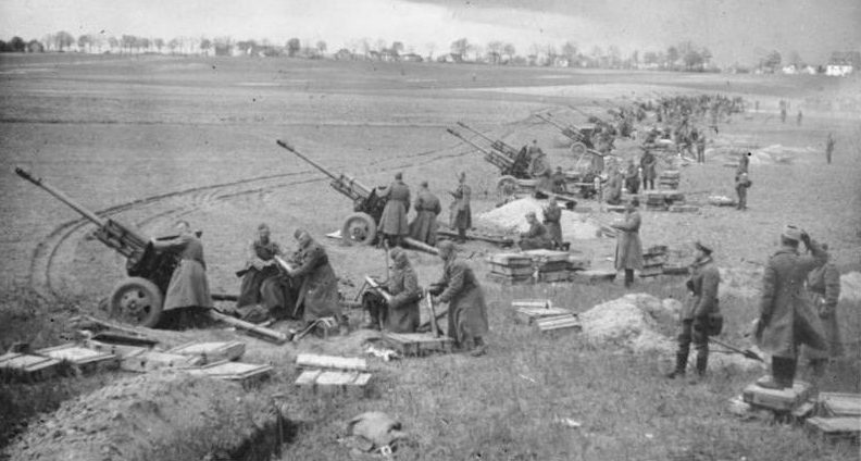 Советская артиллерия на подступах к Берлину, апрель 1945 года.