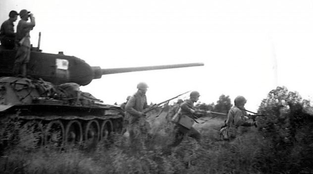 Солдаты 5-й армии 1-го Дальневосточного фронта переходят границу с Манчжурией. Август 1945 г