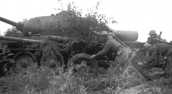 Расчет советской 76-мм пушки ЗиС-3 на Сахалине.