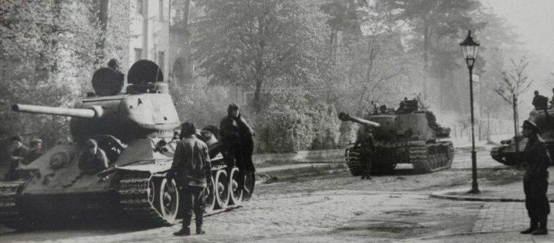 Советская бронетехника на улице Берлина.