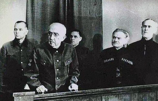 Судебный процесс на красновцами (15—16 января 1947 года). Первый ряд: П. Н. Краснов, А. Г. Шкуро, С. Клыч-Гирей. Второй ряд: Г. фон Паннвиц, С. Н. Краснов, Т. Н. Доманов.