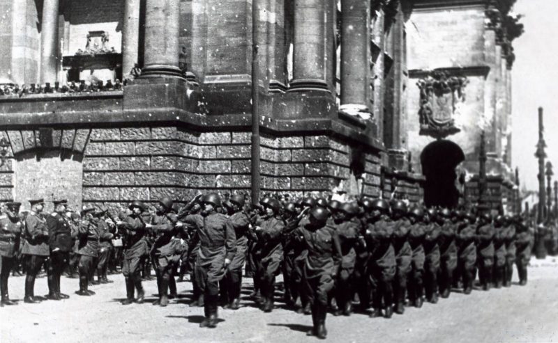 Колонна 372-й Краснознаменной Новгородской стрелковой дивизии на параде в Берлине.