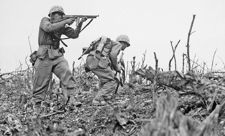 Американские солдаты в битве за Окинаву.