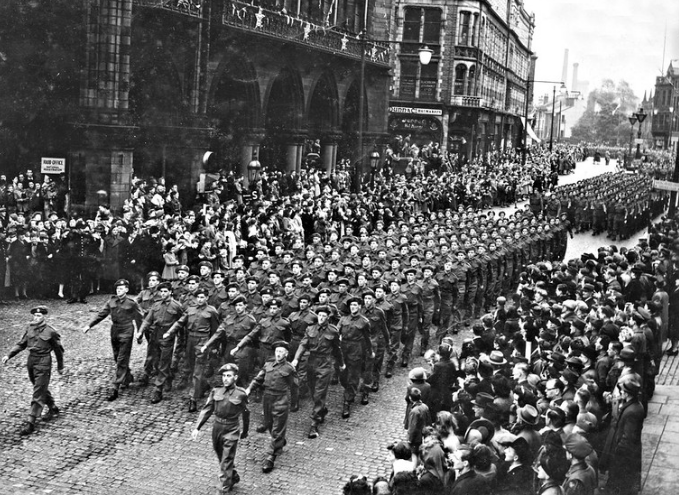 Парад Победы в Престоне 13 мая 1945 года. 