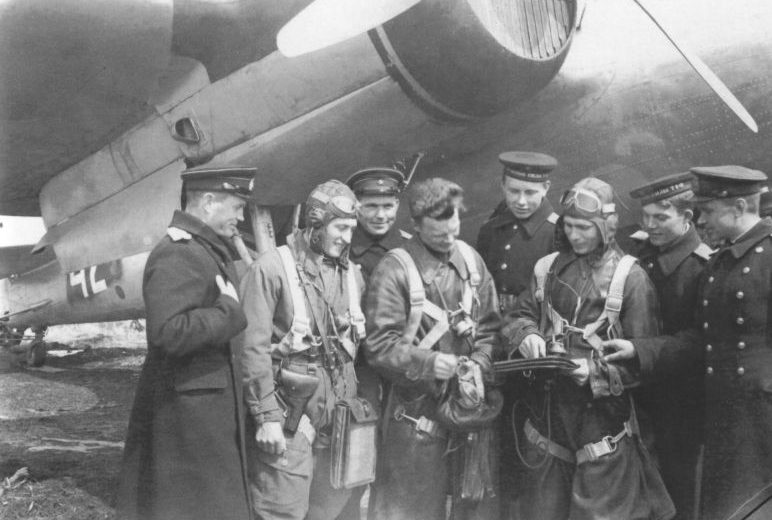 Экипаж бомбардировщика СБ-2 во время Южно-Сахалинской наступательной операции.
