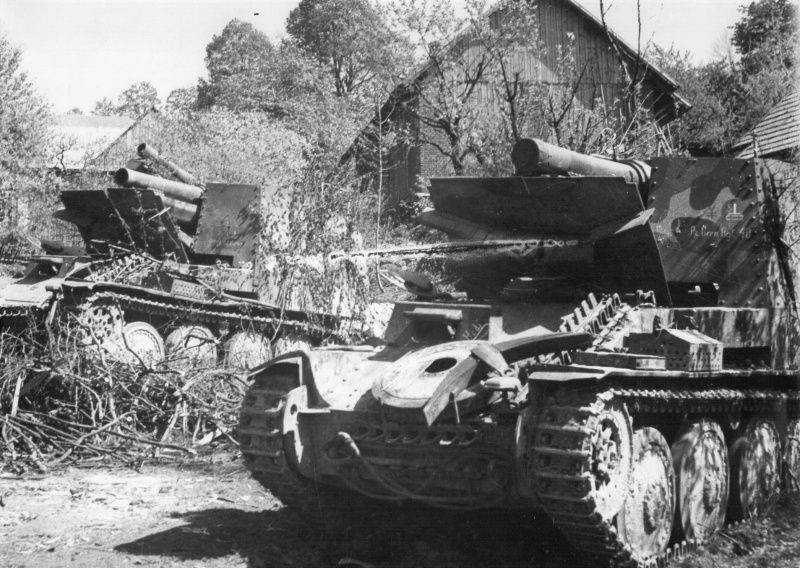 Брошенные в Чехословакии немецкие 150-мм САУ 17-й танковой дивизии.