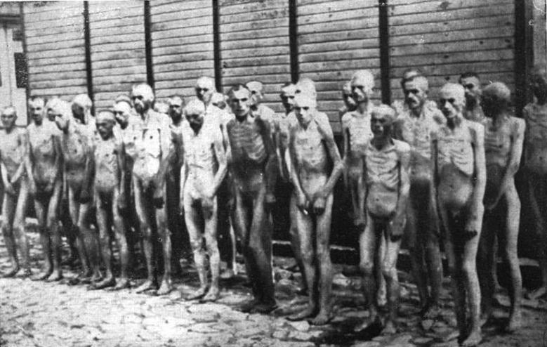 Советские военнопленные перед одним из бараков в Маутхаузене. 