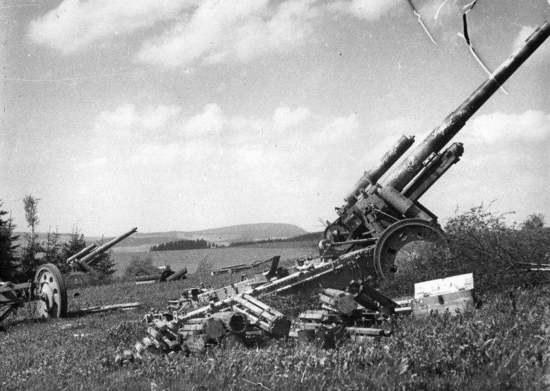 Брошенные на поле в Чехословакии немецкие 150-мм гаубицы sFH18.